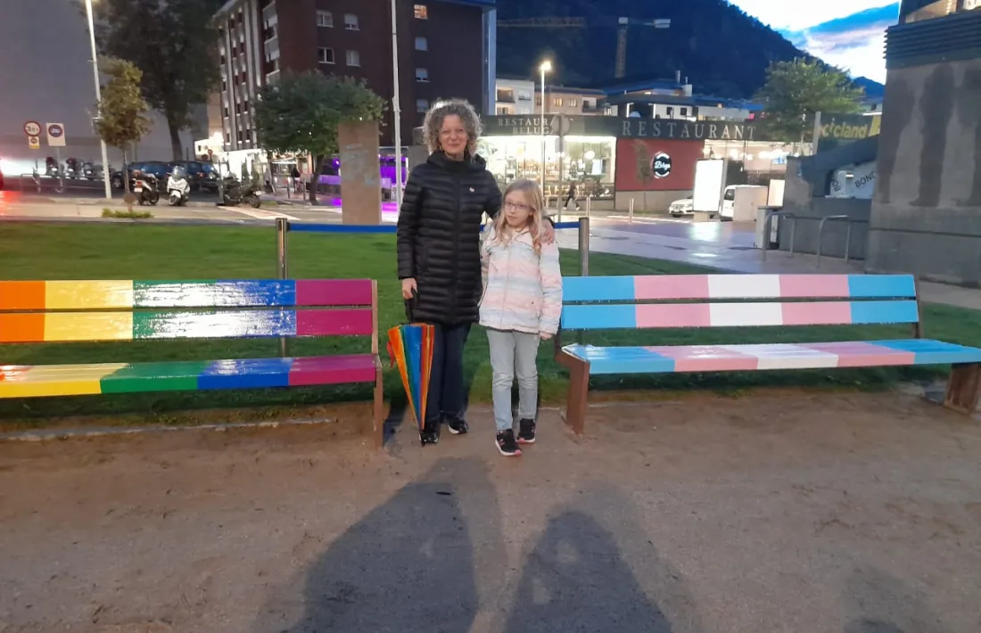 La presidenta de Diversand i la seva filla, després de la inauguració dels bancs.