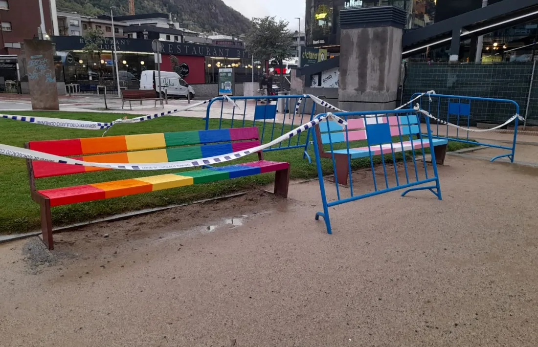 Els bancs pintats amb els colors del col·lectiu LGTBIQ+ abans de la inauguració.
