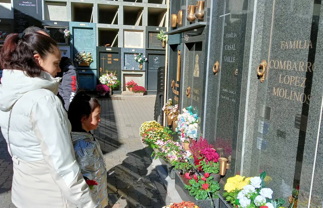 El Josep i la seva dona porten els seus dos fills a la tomba familiar perquè integrin la mort com a part de la vida ja des de ben petits.