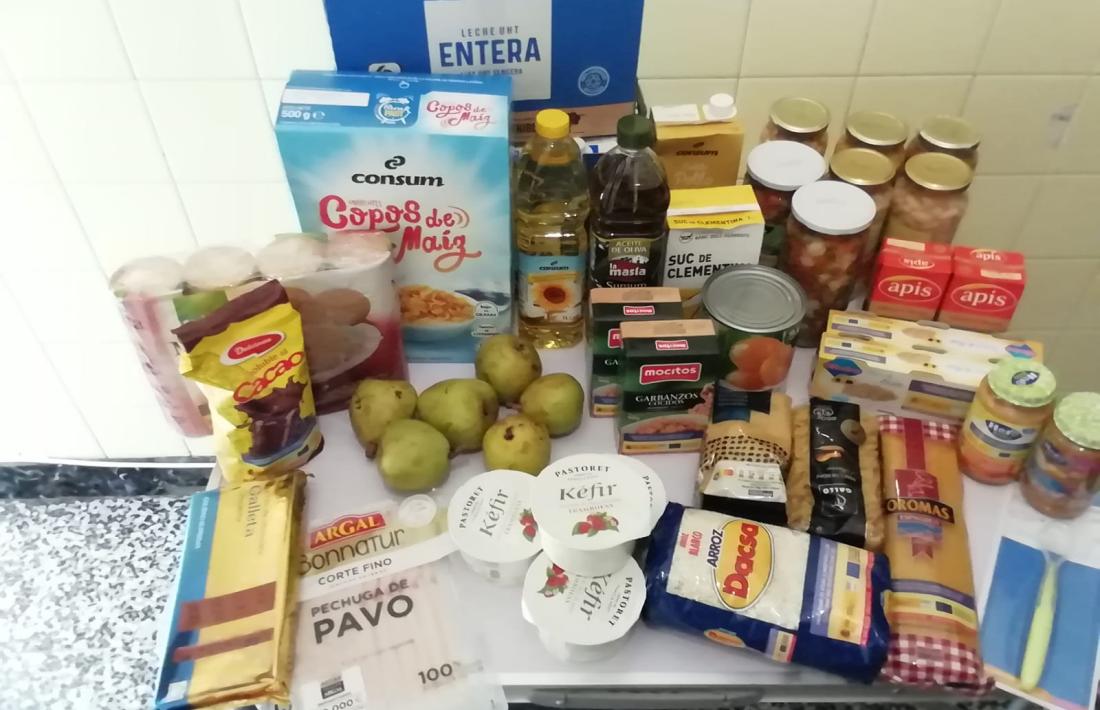 Imatge del lot d’aliments rebut per una família de tres persones, per a tot un mes. 
