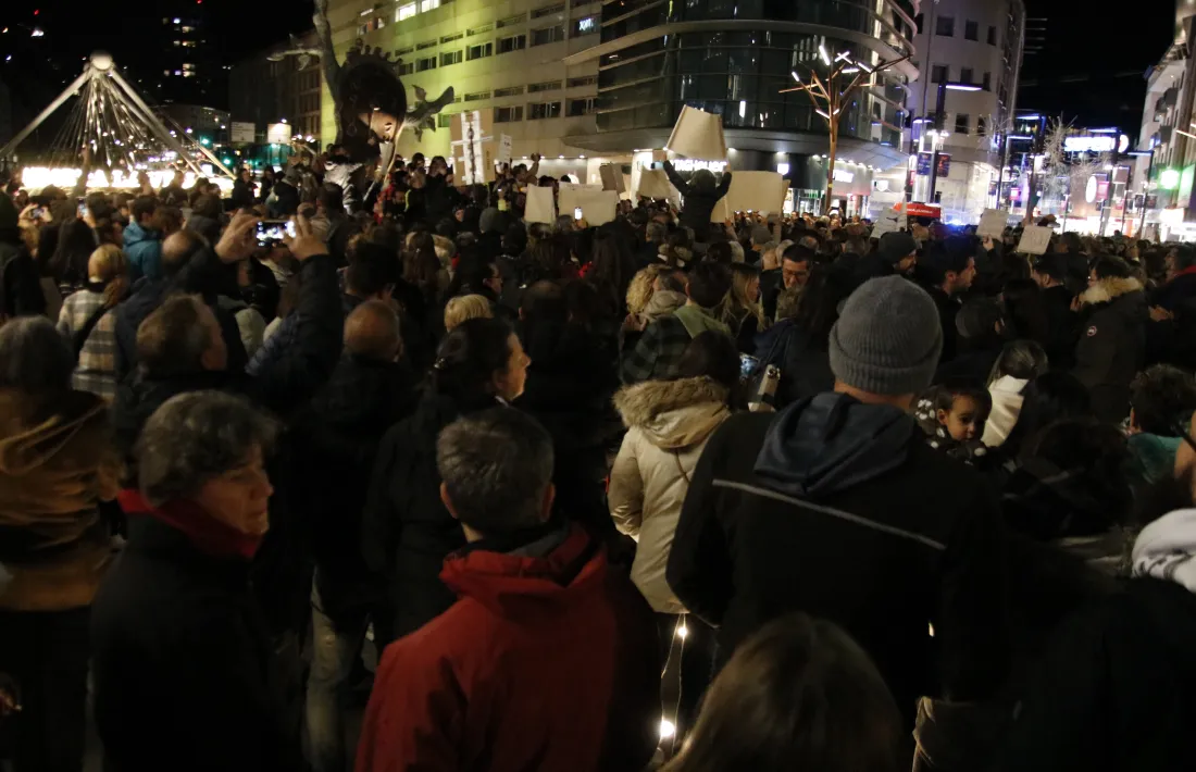 Un moment de la concentració de dimarts per l'habitatge digne.