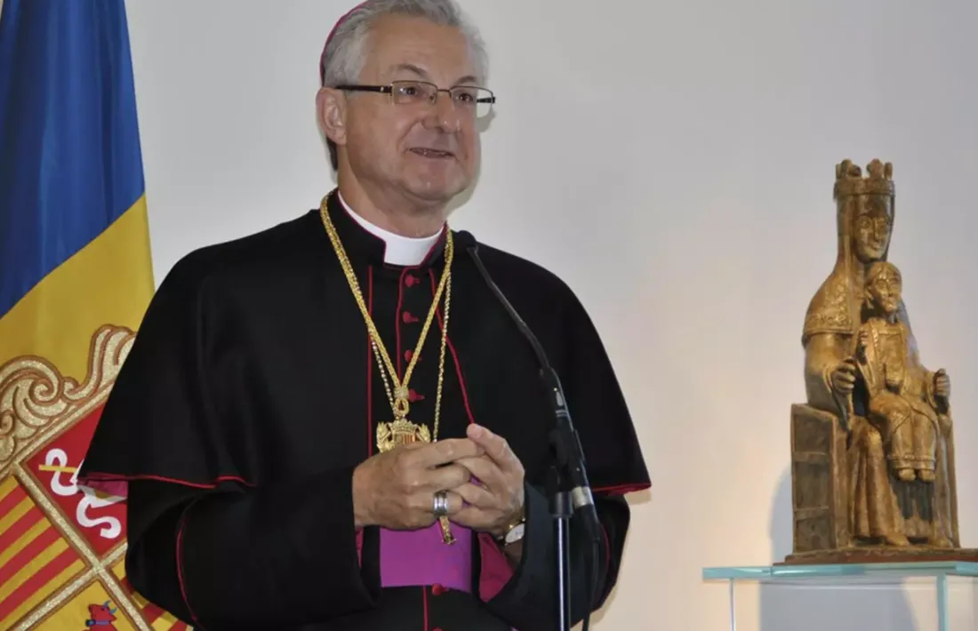 Vives, al costat de la figura de la Mare de Déu de Meritxell.