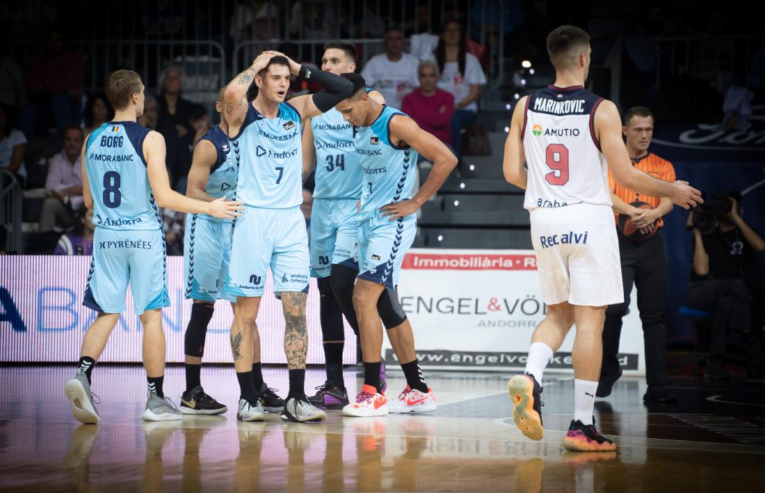 Juan Rubio es posa les mans al cap en l’últim partit contra Baskonia.
