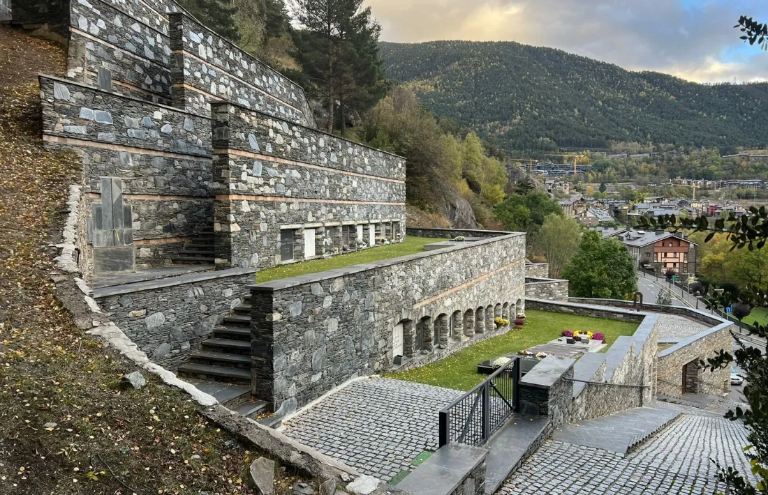 Vista actual del cementiri d’Ordino, amb les feixes connectades per rampes i escales.