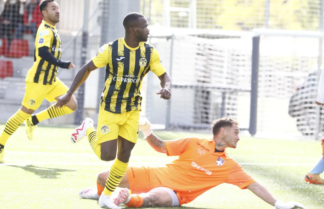 Salomón Obama, de la UE Santa Coloma, va tornar a ser clau en el triomf del líder.