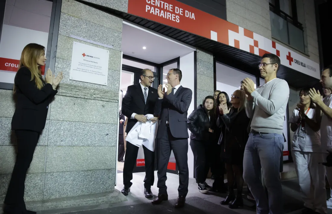 Descoberta de la placa a l'exterior del centre de dia, aquest vespre.