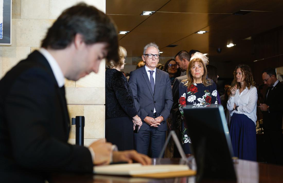 El síndic, Carles Ensenyat, deixant el seu missatge al llibre de condolences mentre altres representants esperaven el seu torn.