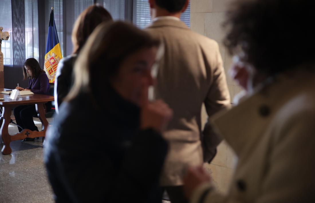 Marín conversa amb una companya mentre la ministra d’Afers Exteriors signa el llibre.