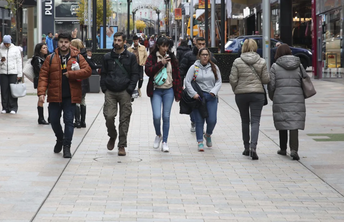 Temporers argentins passejant per l’avinguda Carlemany, l’hivern passat.
