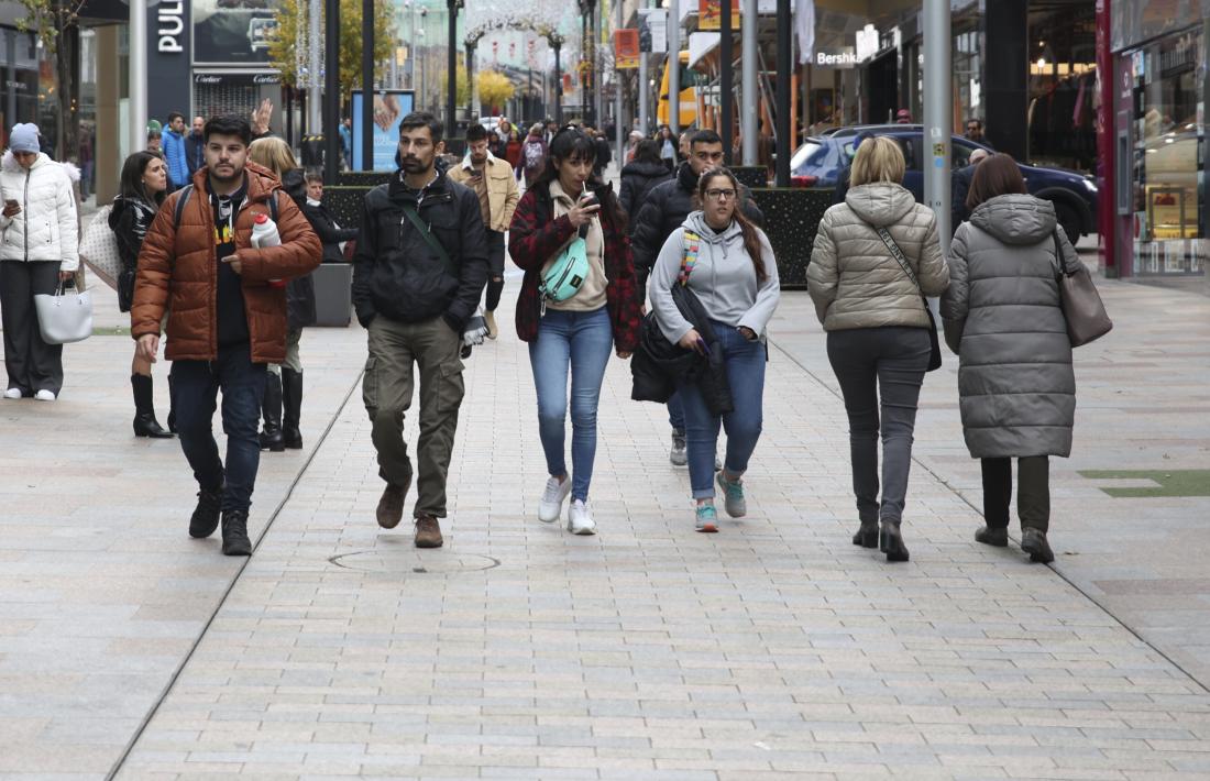 Temporers argentins passejant per l’avinguda Carlemany, l’hivern passat.