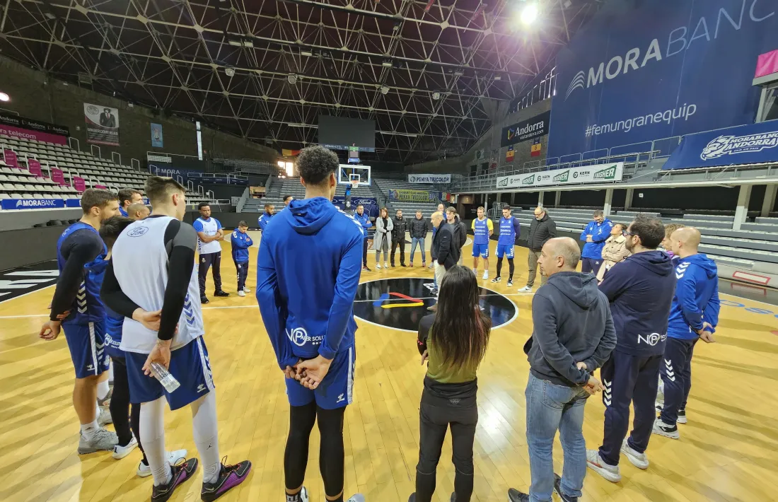 El primer equip del MoraBanc i també membres de la junta directiva van fer ahir un minut de silenci abans de l’entrenament.