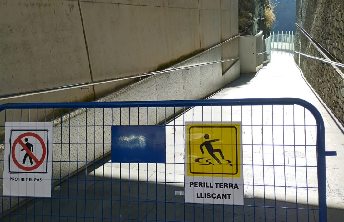 L’entrada de la passarel·la Rosa Ferrer pel costat del carrer de la Vall.