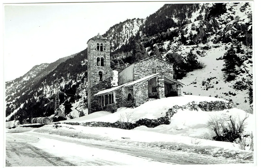 La torre de mitja tensió de darrere del campanar torna a aparèixer en aquesta foto datada el 1947-1948.