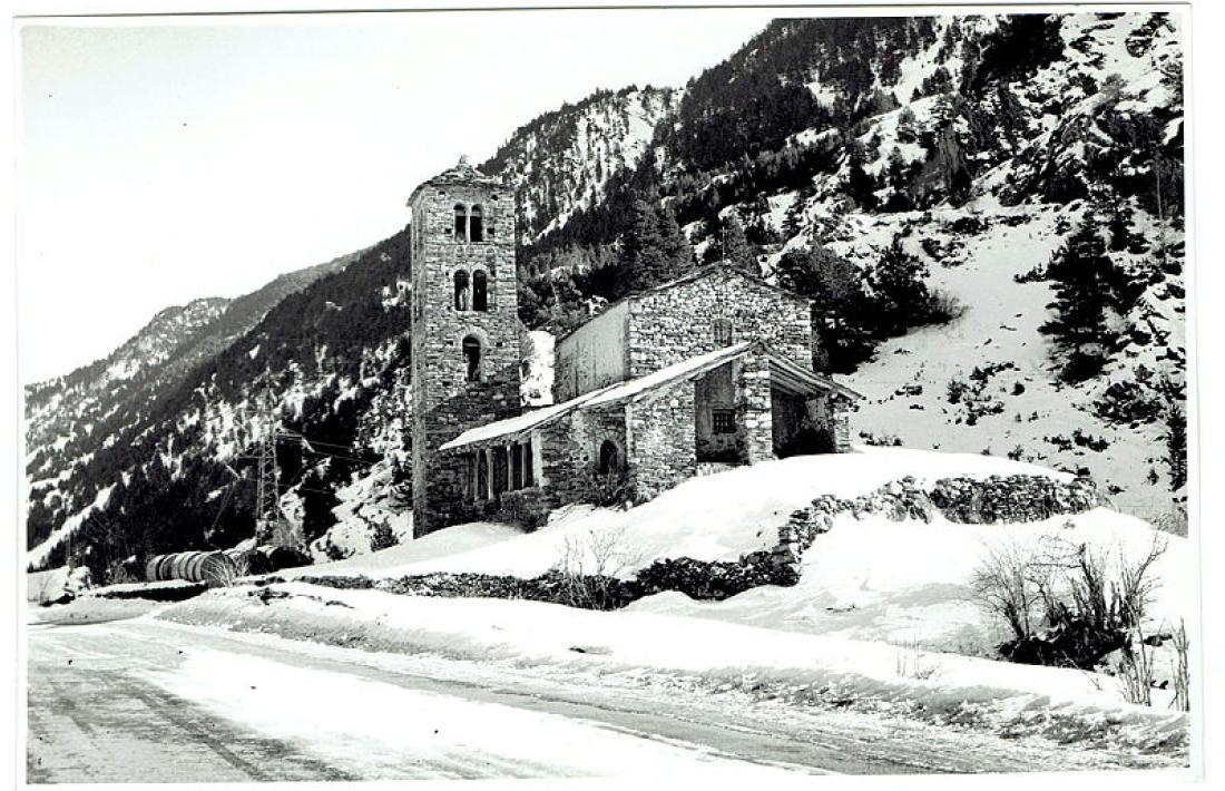 La torre de mitja tensió de darrere del campanar torna a aparèixer en aquesta foto datada el 1947-1948.
