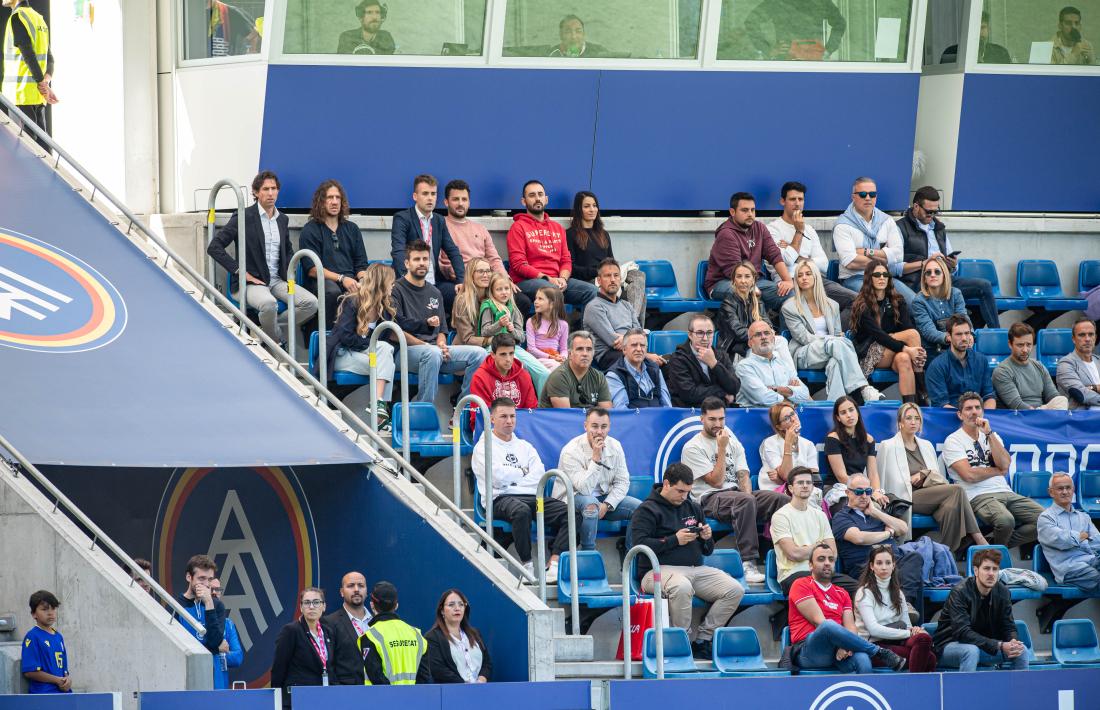 Gerard Piqué amb la seva parella, Clara Chía, i darrere seu el seu excompany d’equip al Barça, Carles Puyol.