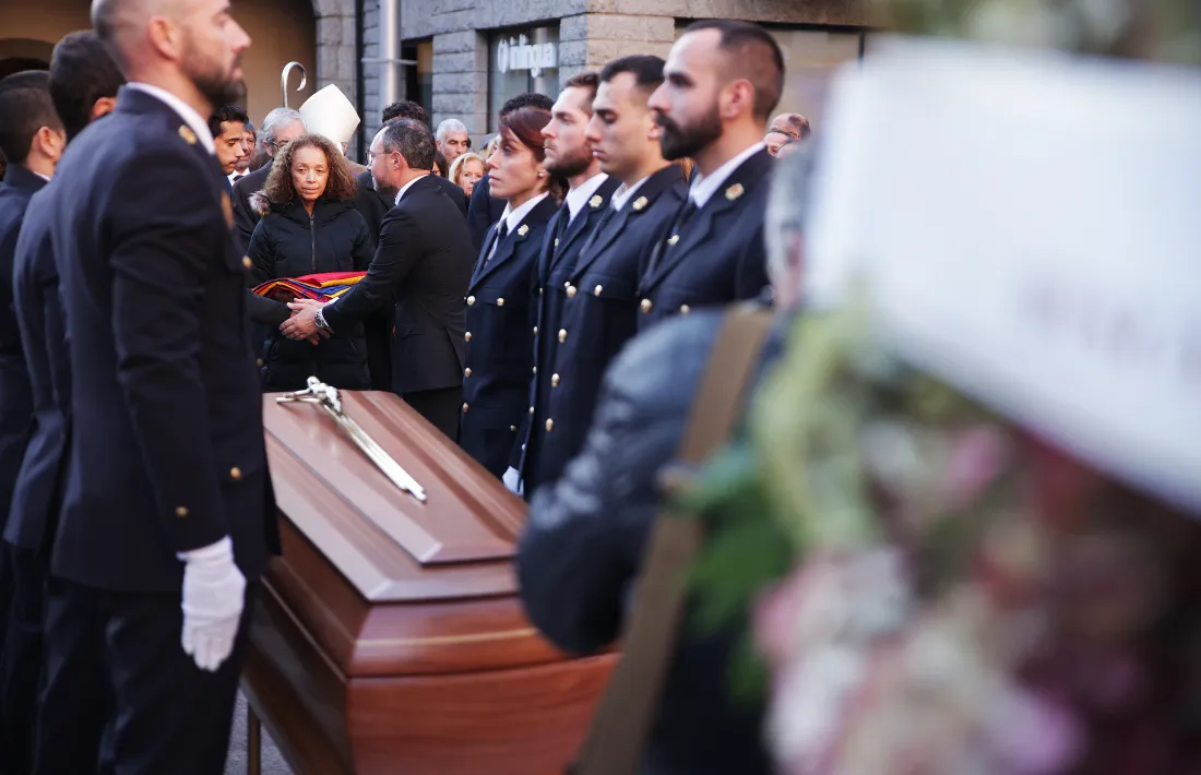 La vídua d’Antoni Martí amb la bandera que durant el funeral ha cobert el fèretre de Martí.