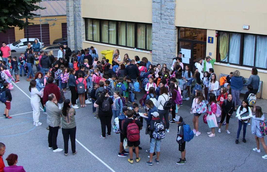 Alumnes a l'entrada de l'escola.