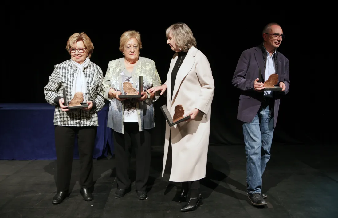 La vídua de Pere Canturri, Rosita Campos, amb Juanita Punsola, Maria Reig i David Mas, en representació del seu pare.