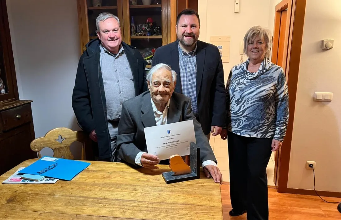 El president i part de la junta de Velles Cases es van desplaçar a cal Sergi Mas per entregar-li el trofeu Pere Canturri.