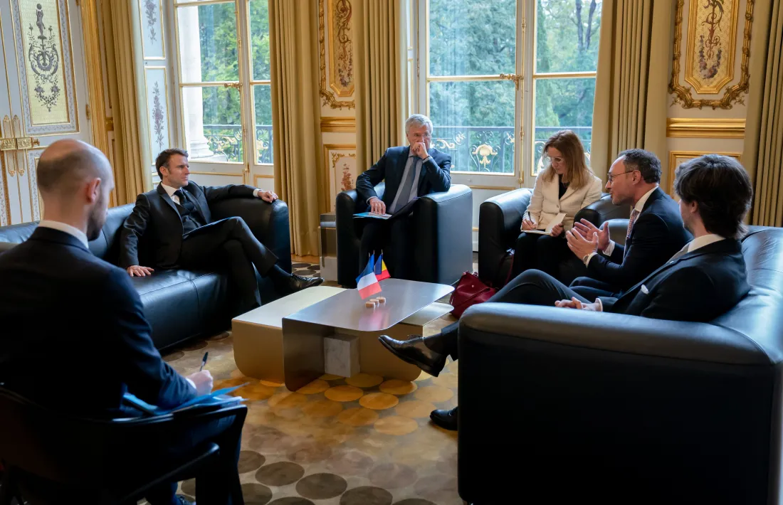 Un moment de la reunió d’avui del copríncep Macron amb Espot i Ensenyat al Palau de l’Elisi.