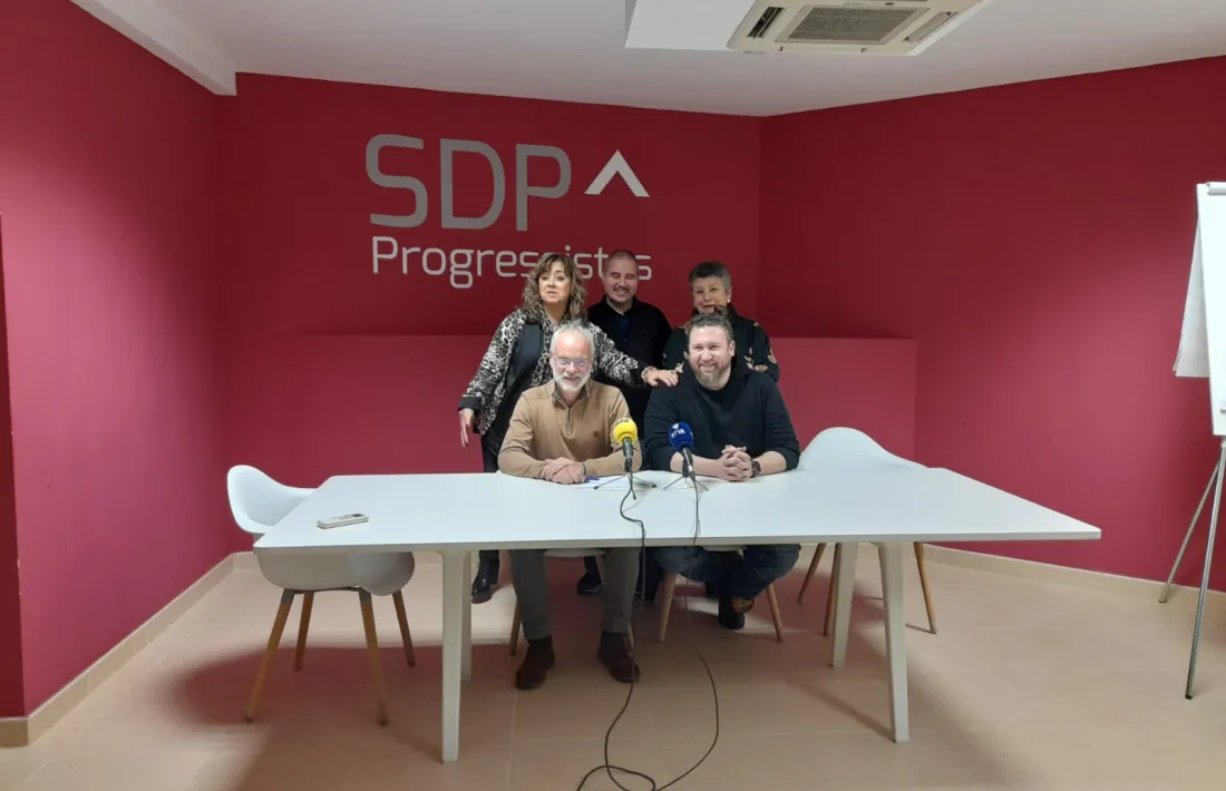 Roig i Comella acompanyats dels candidats d’SdP a Andorra la Vella, Escaldes-Engordany i Ordino, aquesta tarda.