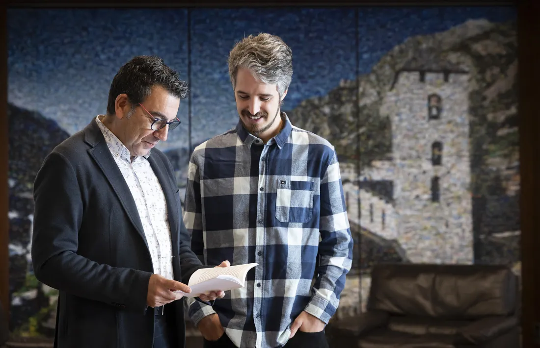 El cònsol menor de la capital, Miquel Canturri, amb l’autor de ‘Pròleg’, Nil Forcada.