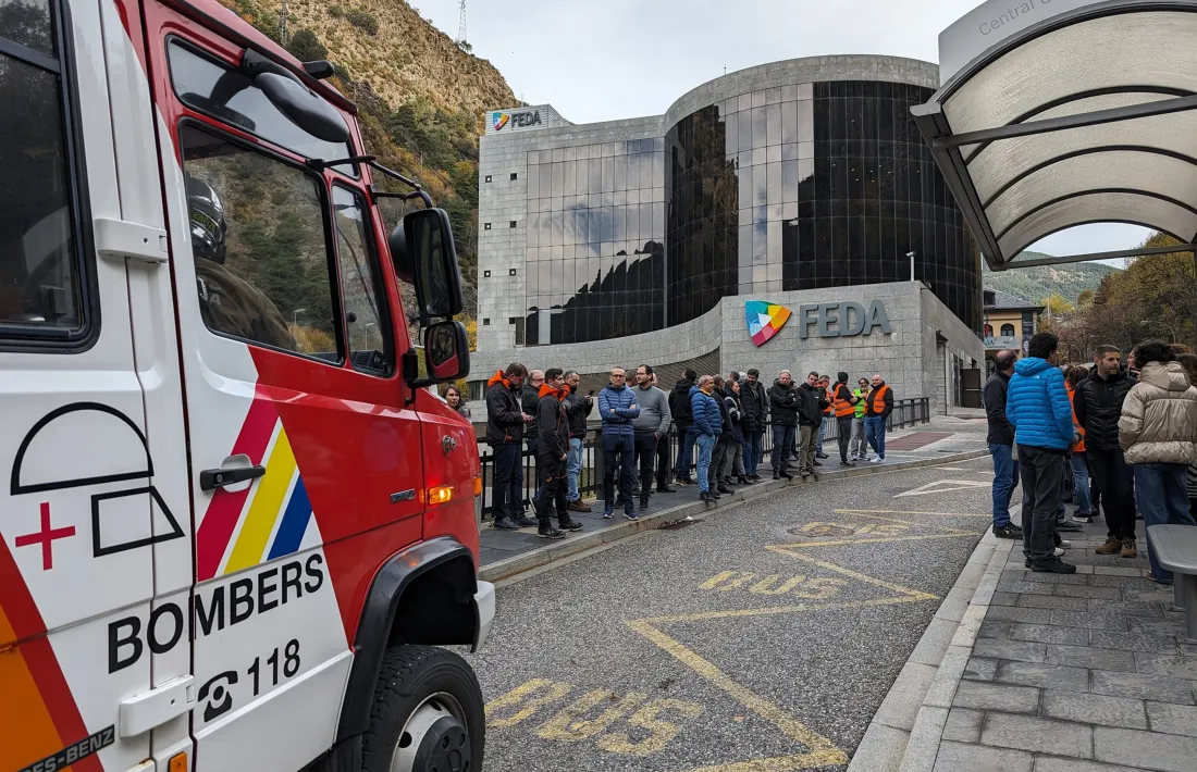 El personal de FEDA evacuat a l'exterior de l'edifici.