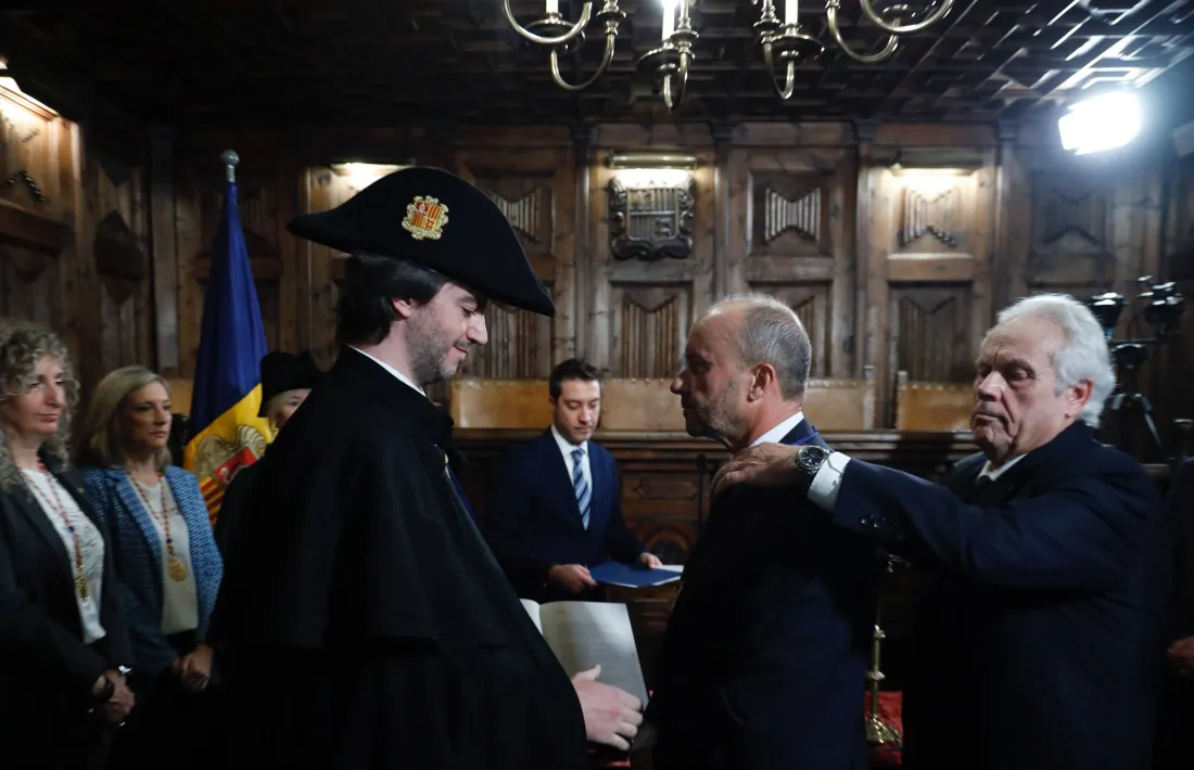 El nunci col·loca la medalla a Rossell just abans de jurar el càrrec de president del CSJ davant el síndic general.