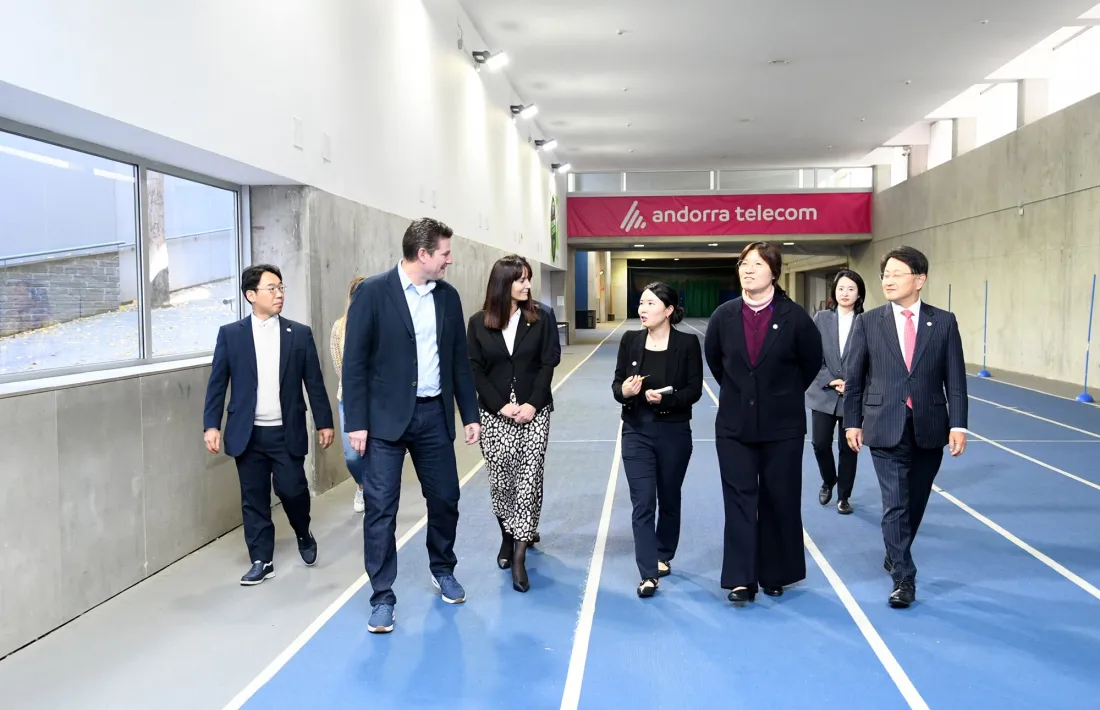 La delegació sudcoerana visitant el CTEO amb la ministra de Cultura i Esports, Mònica Bonell.