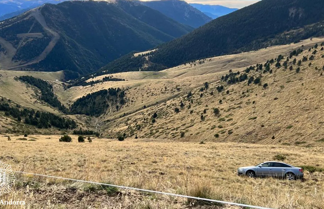 El turisme abandonat al coll de la Botella.