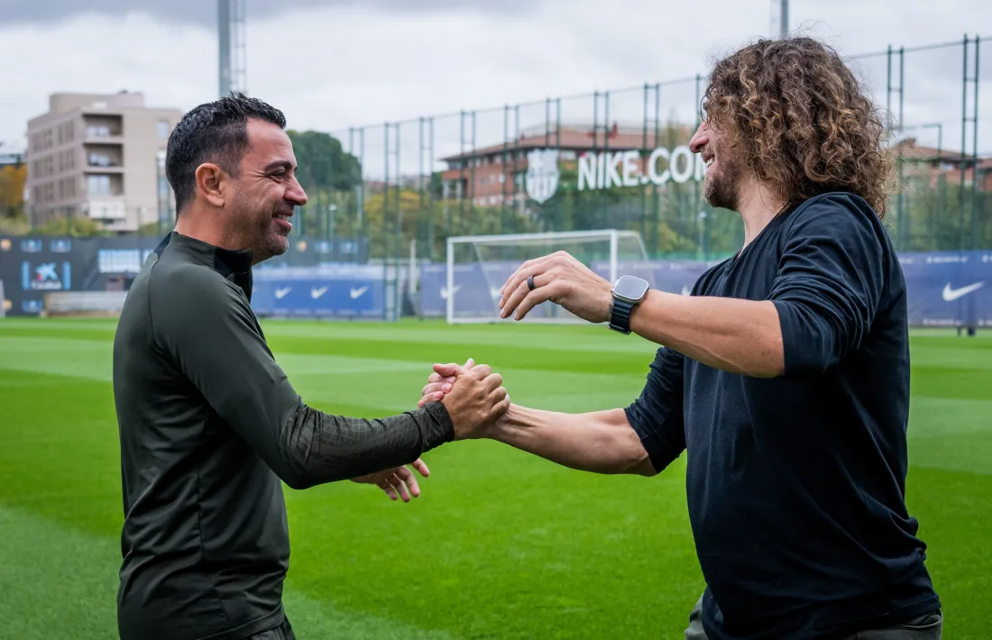 Carles Puyol saludant Xavi.