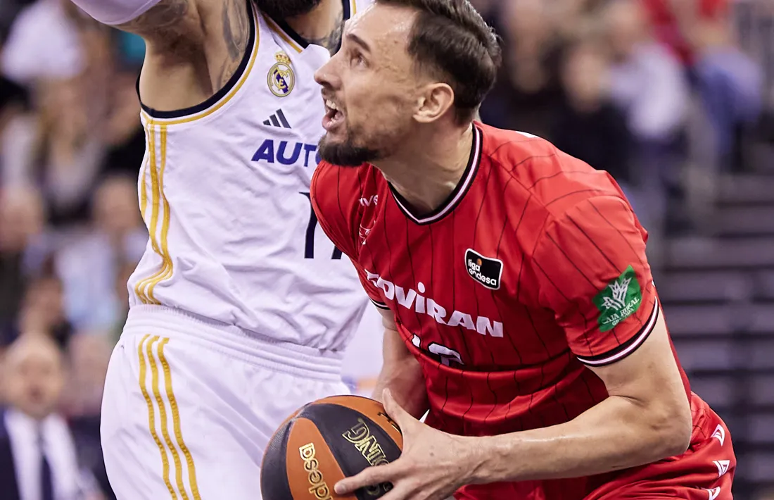 Evaldas Kairys defensat per Poirier.