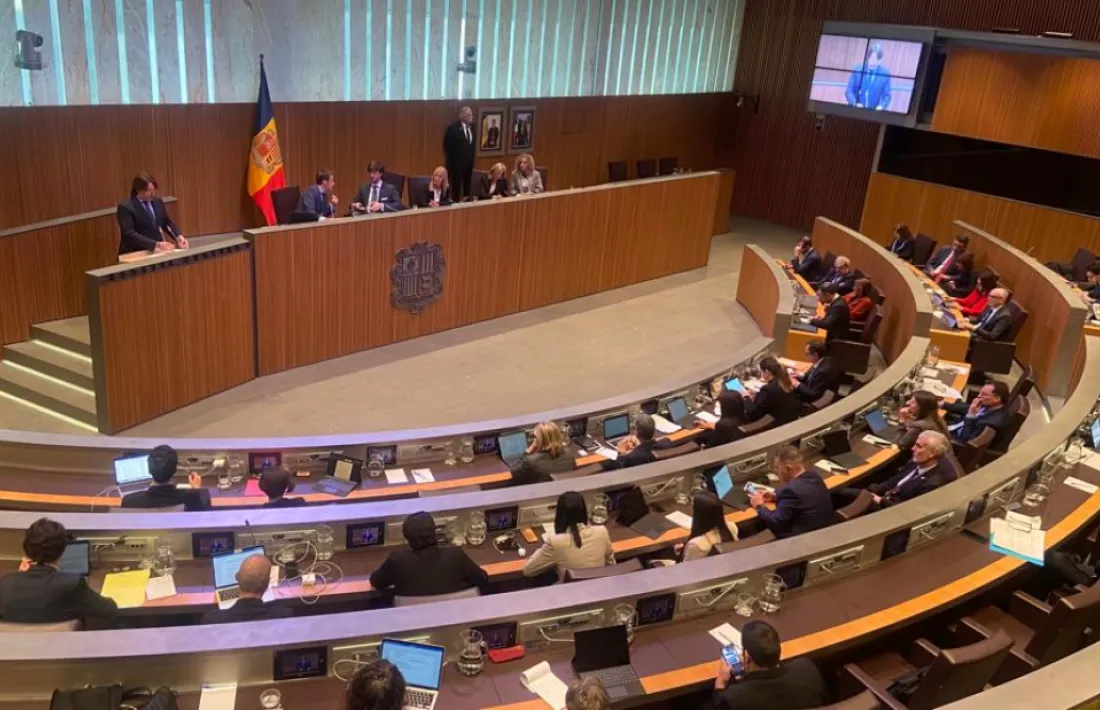 Vista de l'hemicicle amb Naudi a la tribuna d'oradors.