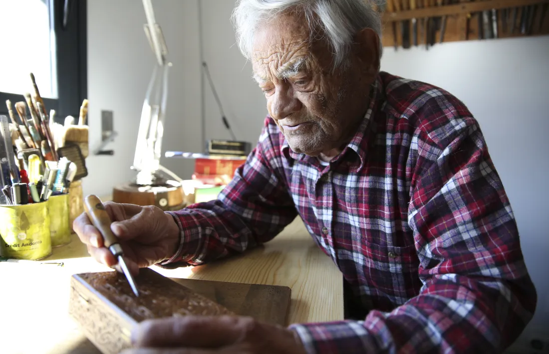 Sergi Mas, el nostre artista més conspicu, al taller de casa seva, a la plaça de la Germandat laurediana.
