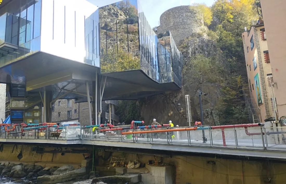 El primer tram del passeig del riu és el més avançat i el que obrirà primer.