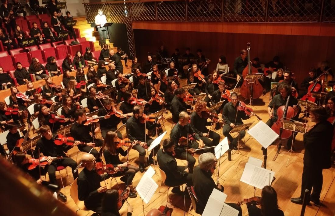 Un centenar i mig de músics sota la direcció d’Albert Gumí van protagonitzar la segona part del concert, ahir a l’Auditori.