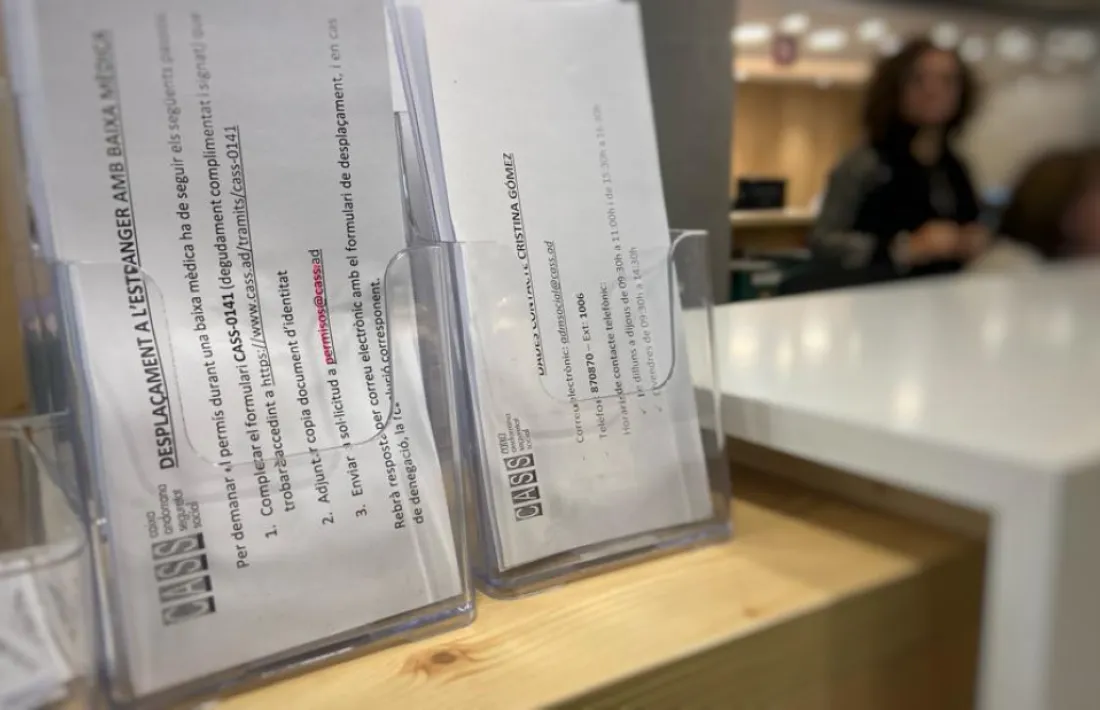 Formularis al taulell de recepció de la Caixa Andorrana de Seguretat Social.