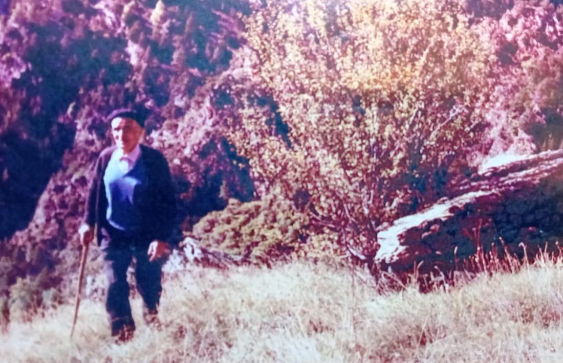 La fotografia de Pere Canturri, sense data però que Casamajor situa cap al 1982, just després dels aiguats, amb el vell Miqueló i la gran roca que hi ha i que probablement va cridar l’atenció del nostre home. La llàstima és que no hi ha localitzat cap gravat rupestre.