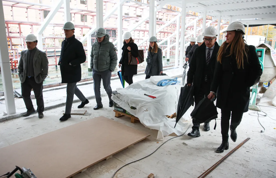 Els ministres i els cònsols visiten les obres del nou CAP sota una intensa pluja, avui a Canillo.