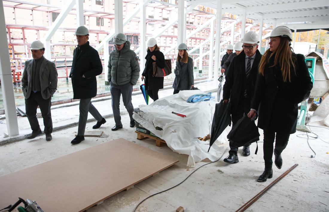 Els ministres i els cònsols visiten les obres del nou CAP sota una intensa pluja, avui a Canillo.