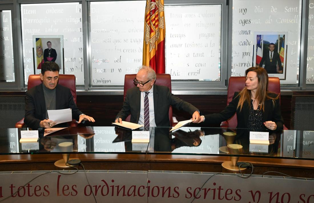 Camp amb els dos ministres, avui just abans de signar el conveni.