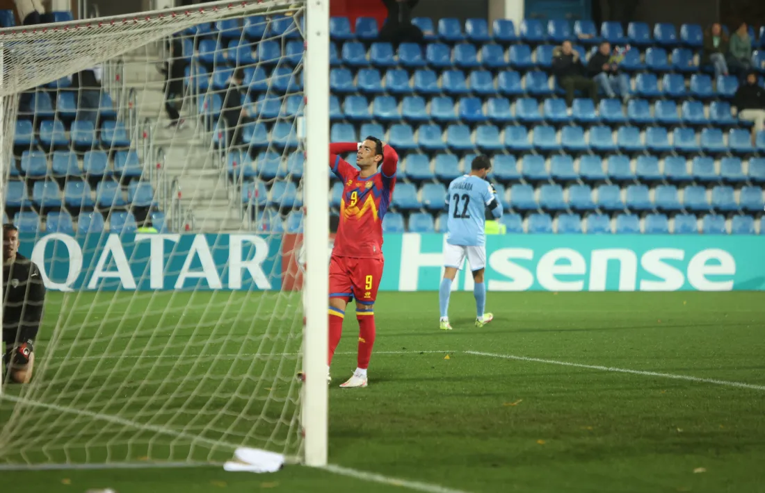 Aaron Sánchez es lamenta d'una ocasió fallada.