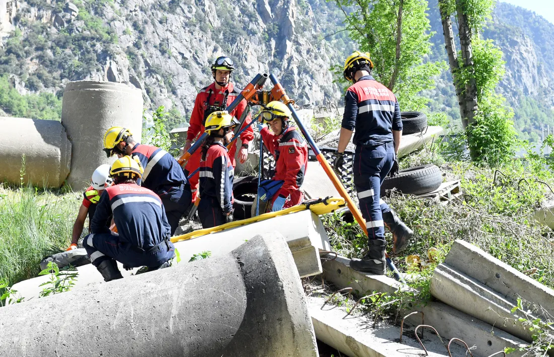 Els bombers treballant en un simulacre amb la col·laboració de Protecció Civil.