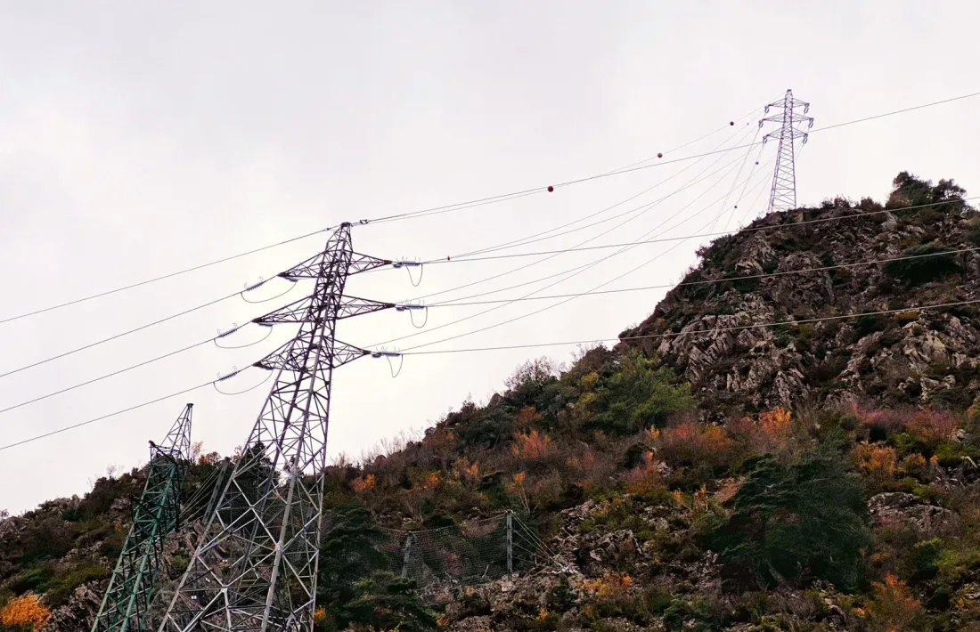 Les torres de la nova línia d’alta tensió, a Encamp.