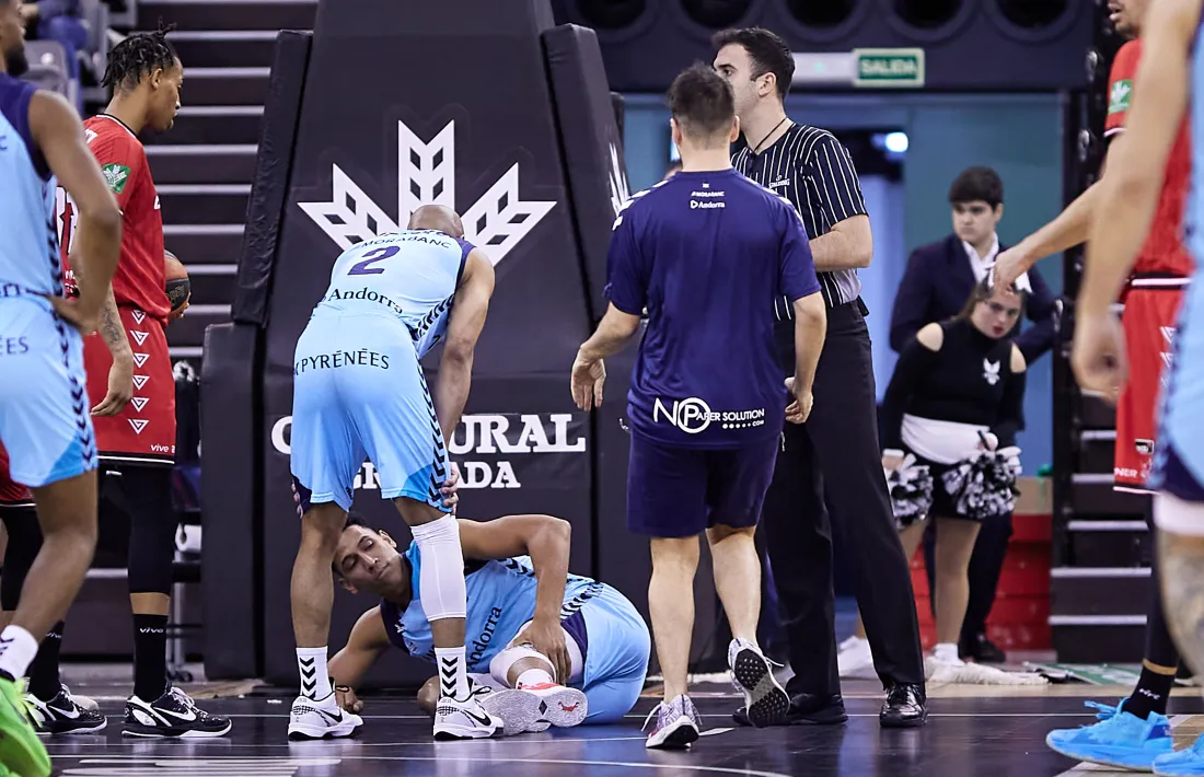 ‘Tyson’ Pérez, aler pivot del MoraBanc cedit per l’Unicaja Màlaga, va patir una lesió muscular després de realitzar una espectacular esmaixada a l’inici del partit contra Granada.