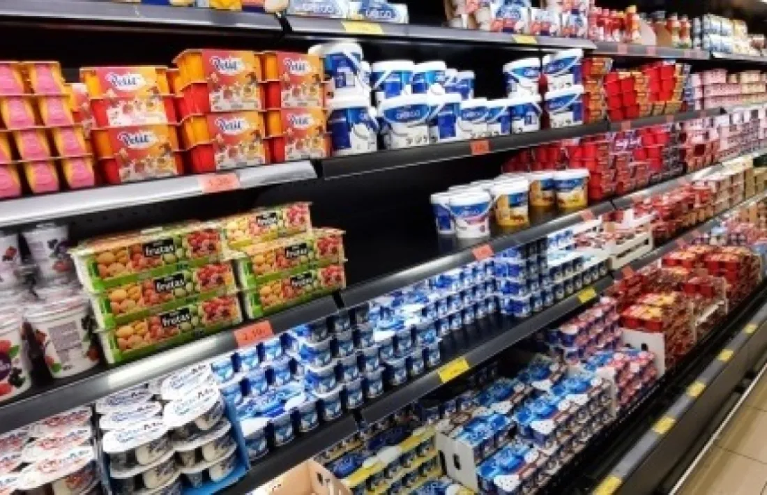 Secció de refrigerats en un supermercat.