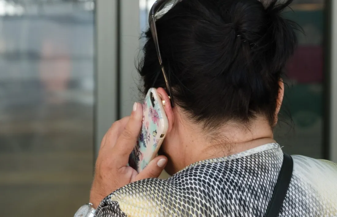 Una persona parlant per telèfon mòbil.