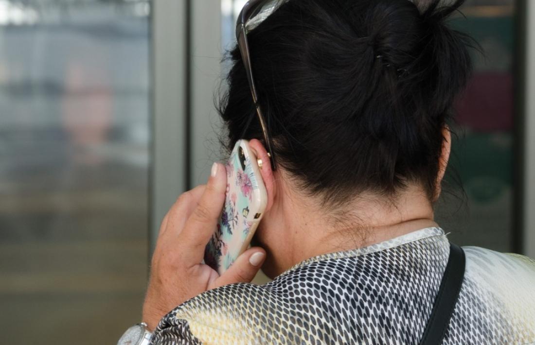 Una persona parlant per telèfon mòbil.