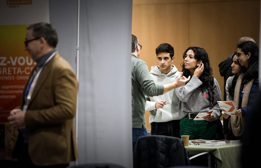 Alumnes a la Fira d'orientació per estudiar a França.
