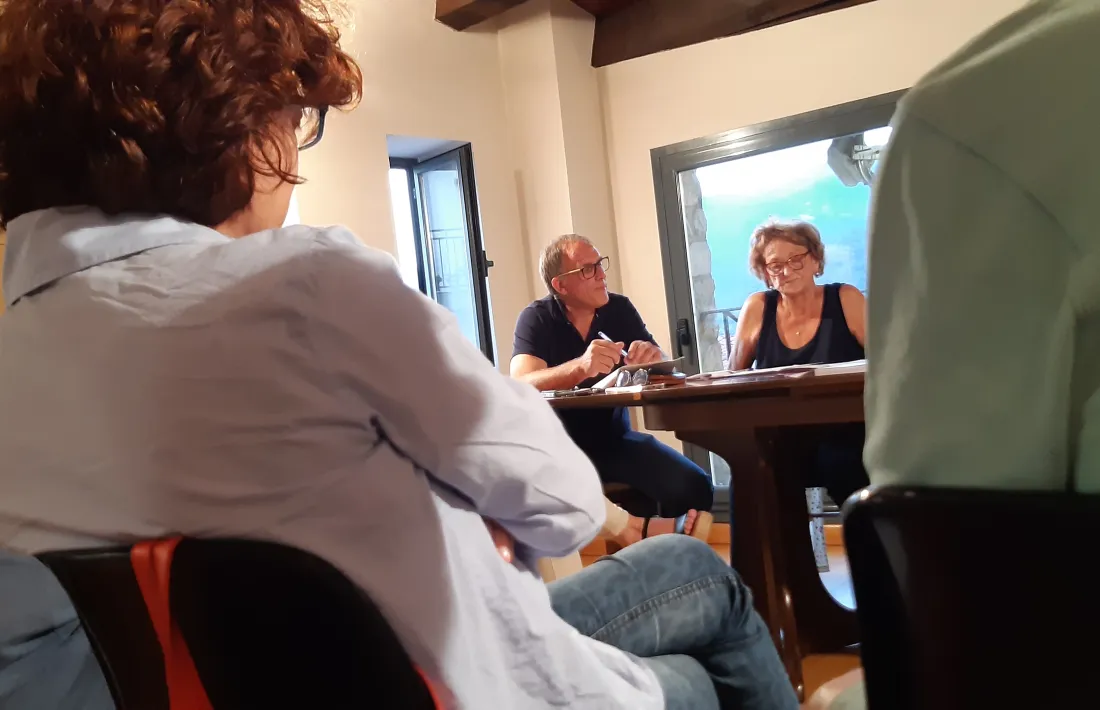 Carme Ribó, durant l'últim ple celebrat, que va ser seguit in situ per alguns veïns. 